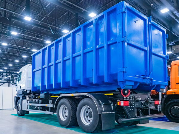 LKW mit Container, viele Komponenten im Fahrzeugbau werden gestrahlt
